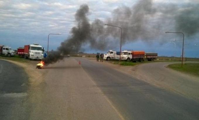 Transportistas de granos profundizan la protesta