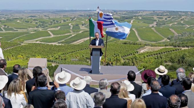 El mayor millonario argentino viajó con Tabaré Vázquez a España para promover inversiones en Uruguay: “Las políticas son de largo plazo”