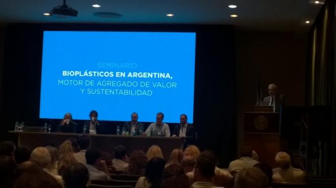 Adiós petróleo: en la Argentina está todo listo para comenzar a fabricar plásticos a partir de insumos elaborados con soja y maíz