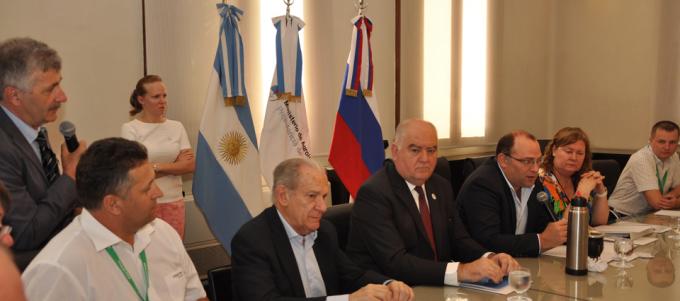 Empresarios rusos visitaron el INTA Manfredi y fábricas de maquinaria agrícola
