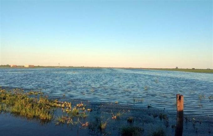 Por las inundaciones, anuncian el cierre de un pequeño pueblo tambero de Santa Fe