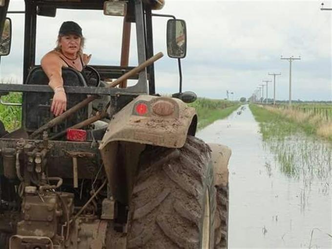 Las mujeres tamberas que pelean contra la inundación en el campo