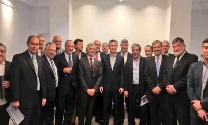 Macri prometió a los industriales que no se importará azúcar