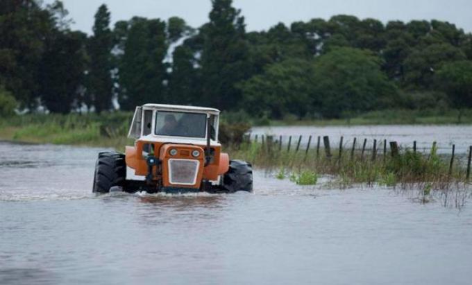 Acorralados por la inundación, en el sur cordobés los productores buscan salvar la hacienda
