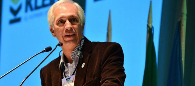“Que el argentino no se asuste y entienda que donde queramos vender, debemos comprar”
