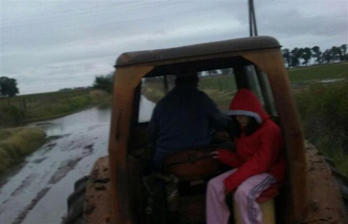 Del tractor a WhatsApp: cómo se hace para estudiar en las zonas rurales inundadas