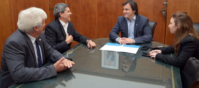Firman un convenio para que más productores accedan al título de propiedad