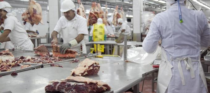 Schiariti reclamó un cambio diferencial para los frigoríficos y que se cumpla el peso de faena