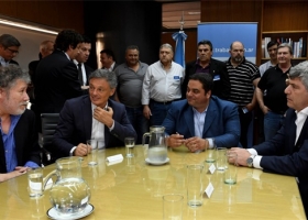 El Gobierno logró un acuerdo para reducir costos laborales en la industria láctea