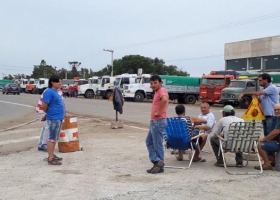 Continúa la protesta de camioneros en las rutas