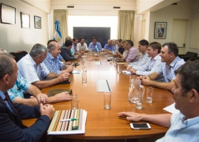 Aumentan la tarifa del transporte de cereal, pero continúa el paro.