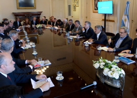 Macri recibió a la Mesa de las Carnes y confirmó la baja de las retenciones al cuero crudo