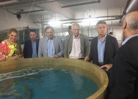 Etchevehere visitó a los científicos que realizarán la campaña de evaluación del calamar argentino