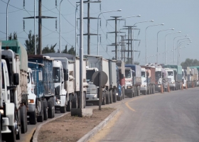 Aluvión de camiones en los puertos rosarinos por la cosecha récord
