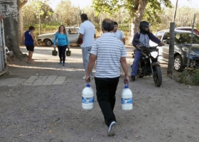 Por los precios y la escasez, crece la compra de leche directamente del tambo
