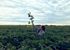 Una joven agrónoma desafía la producción a gran escala en la Patagonia