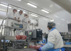 Etchevehere visitó el primer frigorífico de carne vacuna en obtener el Sello Alimentos Argentinos