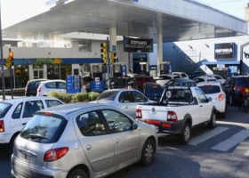 Mediante un Decreto, el Gobierno congeló por 90 días el precio de la nafta y el gasoil