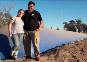 La familia Alquatti es la primera en instalar un biodigestor nacional en un tambo