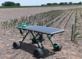 Un robot desarrollado por técnicos rosarinos controla malezas con energía solar.