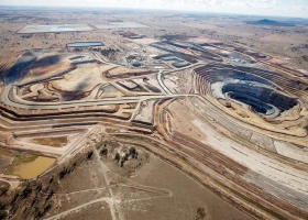 Contraste brutal: el gobierno argentino está evaluando reducir el derecho de exportación a las corporaciones mineras