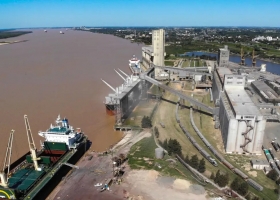Una histórica bajante del Paraná provoca que los barcos carguen menos soja