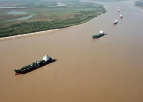 Hay buques frenados por un derrumbe en el canal de navegación: “Los barcos no pueden salir"