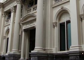 El Banco Central extendió hasta el 31 de octubre la intervención del mercado de cambios para importaciones