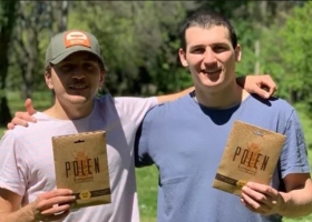 Emprender en tiempos de pandemia: dos jóvenes crearon un papel wrap que reemplaza al film plástico
