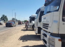 Hubo comunicación con el Gobierno, pero el paro de transportistas se mantiene