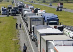 Acopiadores de granos exigen al gobierno que intervenga para levantar el paro camionero