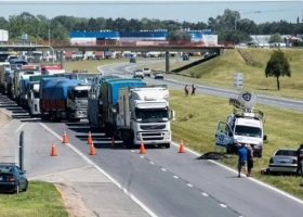 Transportistas mantienen el paro y se reunirán con Massa para destrabar el conflicto