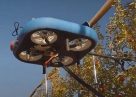 ¿Una solución de largo plazo al problema de la mano de obra? Presentaron en Israel unos robots voladores que cosechan fruta.