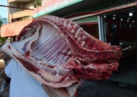 Un requiem para la media res: Confirman que la carne no podrá venderse en piezas de más de 32 kilos desde el año próximo