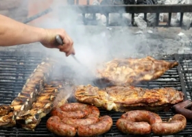 No es que la carne esté cara sino que nosotros estamos regalados: Con un salario mínimo hoy se compra la mitad de asado que hace diez años
