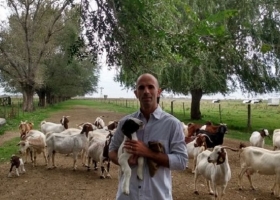 Rompió con la tradición del campo familiar y lo transformó en uno de producción diversificada