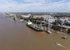Hidrovía: la agroindustria alerta por una suba en los costos logísticos por el control estatal
