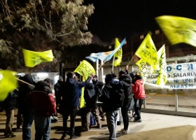 Bloquearon el acceso a una cerealera y temen un conflicto en más puertos