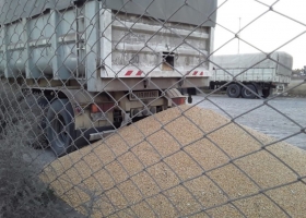 Bloqueo: atacaron a camiones que intentaron descargar granos en el puerto de Bahía Blanca