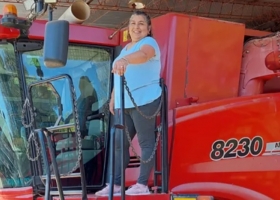 Mujer rural. Ana Peralta, la todo terreno que hace 30 años rompe prejuicios con su trabajo en el campo