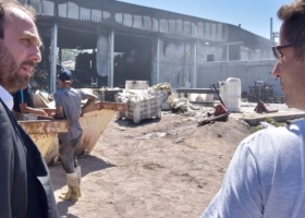 Se incendió la planta industrial de Lácteos Aurora y Julián Domínguez se comprometió a brindar ayuda para reconstruirla