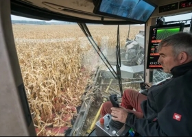 Oro en innovación: el "tractor" eléctrico de 1.100 HP que siembra, cosecha y aplica