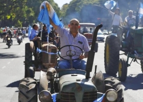 Detrás de la espuma política hay productores que fueron a la Plaza: “El mal humor pasa porque no nos dan los números para seguir laburando”, define Román Gutiérrez, de Pergamino