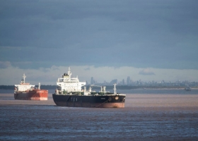 Alivio en el puerto de Rosario: subió el río y los buques se están cargando con normalidad