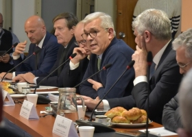Domínguez prometió que “gasoil no va a faltar” porque en quince días ingresarán tres buques con suficiente combustible importado