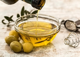 Prohíben la venta de marcas de aceite de oliva y galletas. Alertan por la falsificación de una reconocido producto