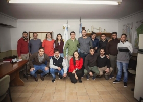 Tienen entre 22 y 29 años y cuentan que se quedan en el país para hacer un cambio de época