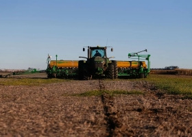 La escalada del dólar blue puede agravar el faltante de insumos críticos para el campo