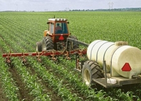 A pesar de las promesas oficiales para liberar dólares, se desplomaron más de 30% las importaciones argentinas de fertilizantes