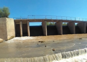 Abrieron compuertas para que tenga más agua un río cortado por la sequía